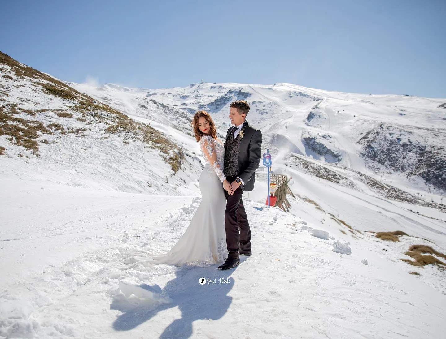 Novios paseando por la nieve en Sierra Nevada