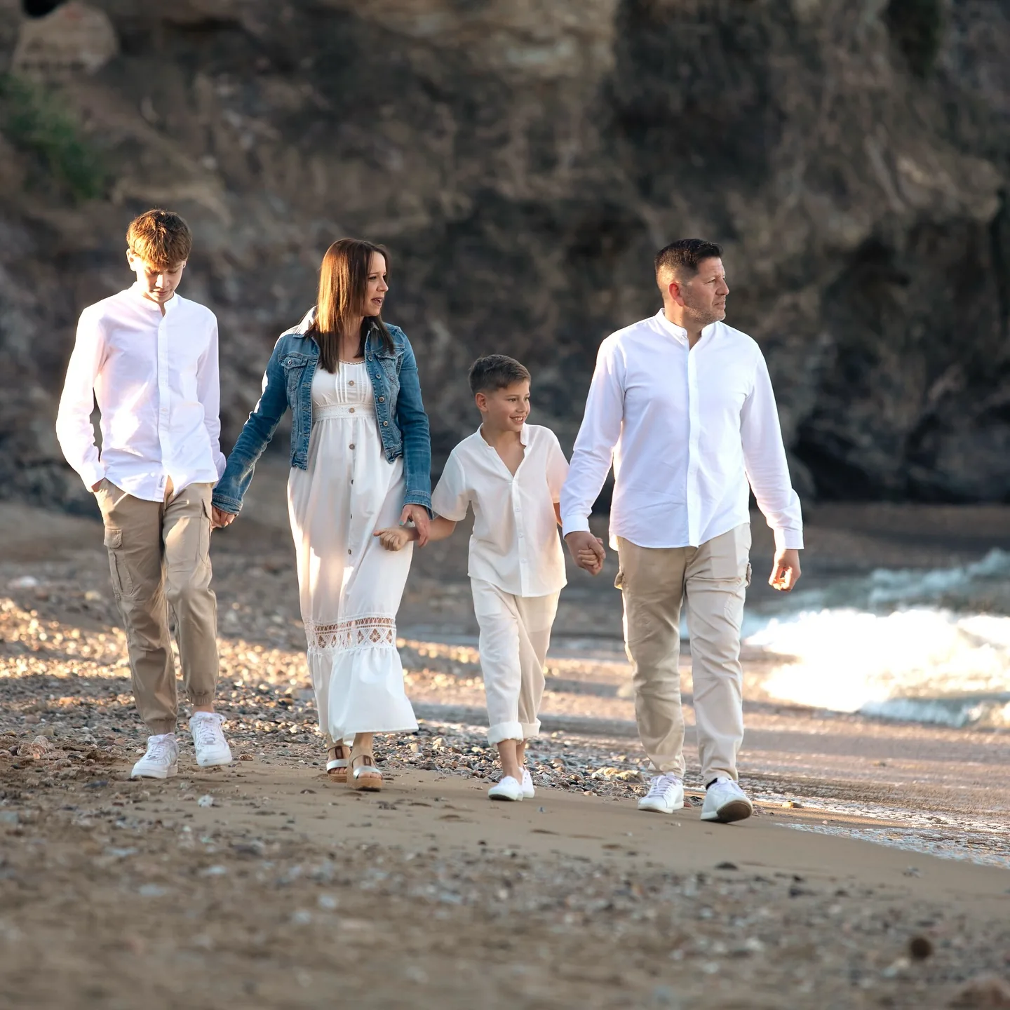 Familia paseando por la orilla el día de la comunión
