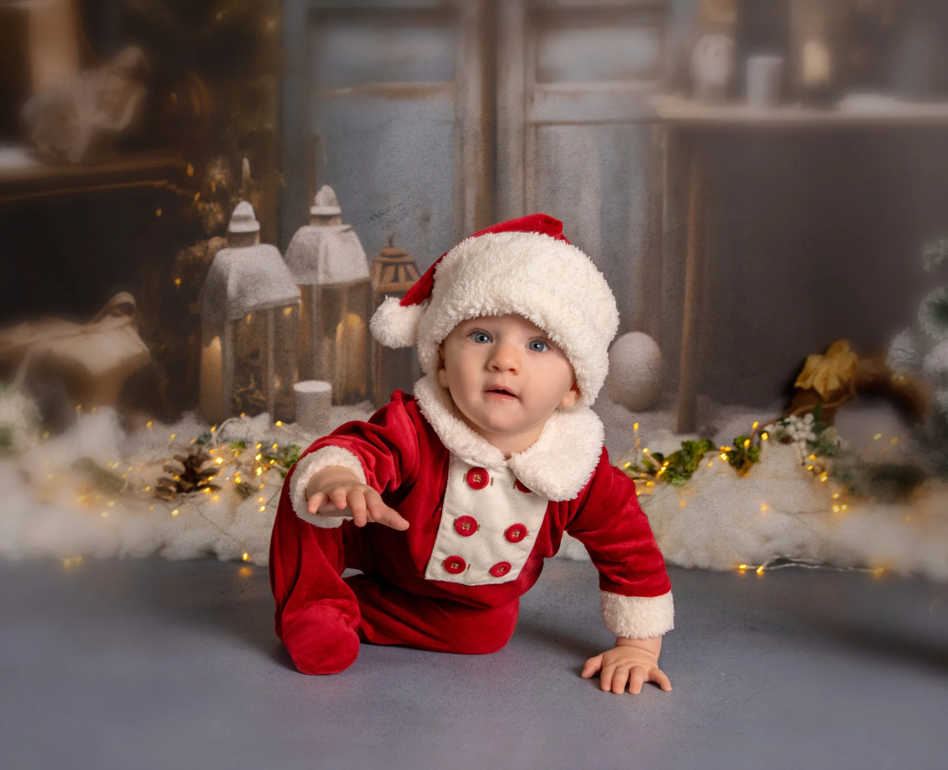 Bebé con gorro rojo en un decorado navideño