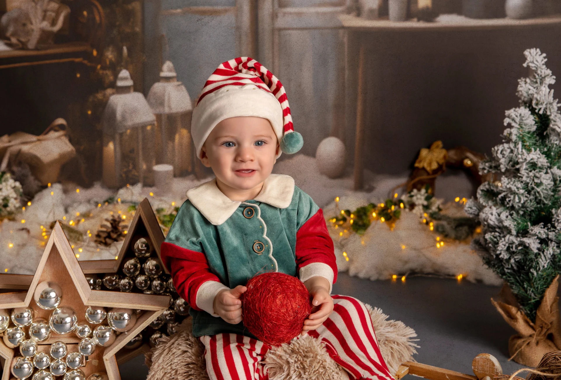 Niño en un decorado navideño con trineo