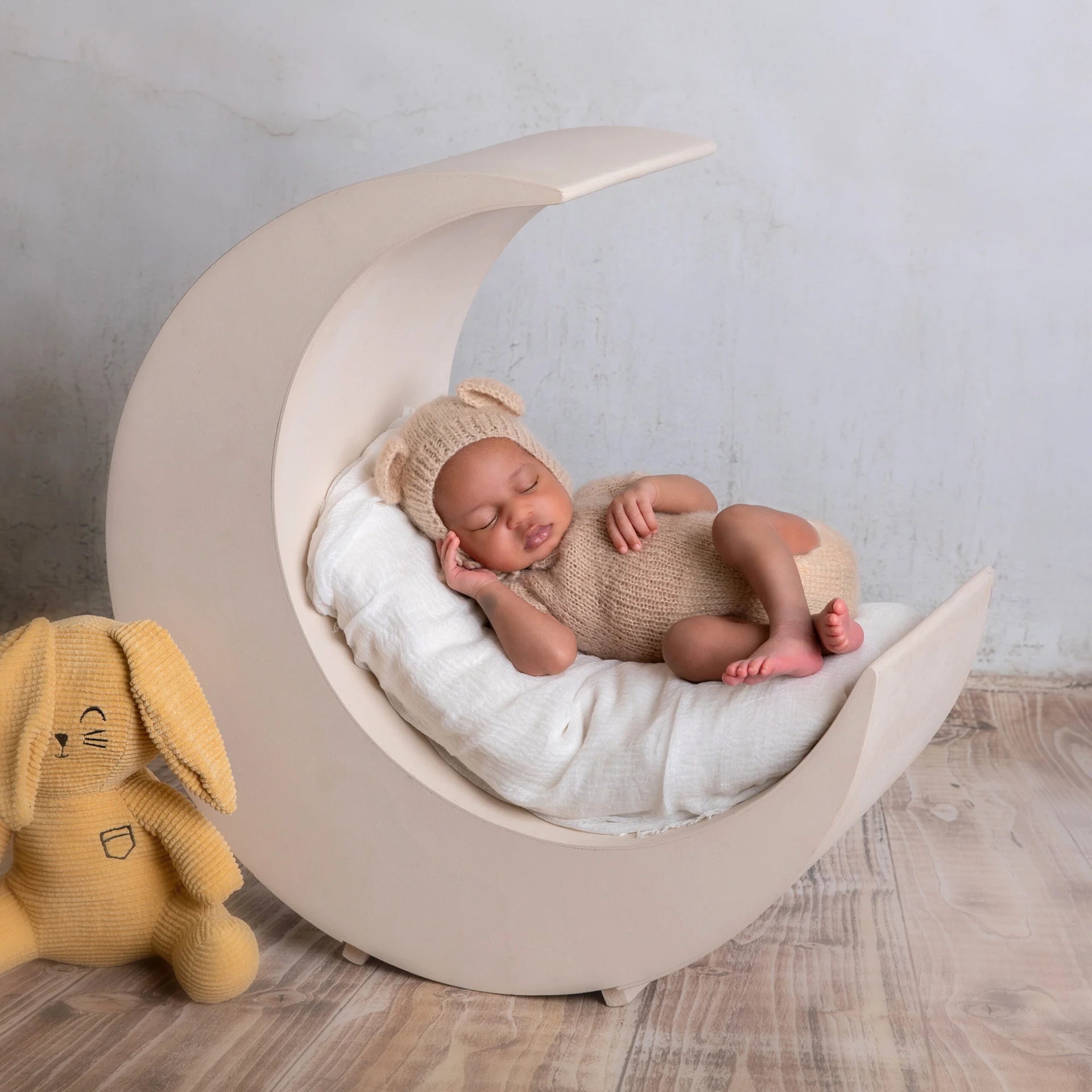 Bebé dormido sobre una luna decorativa