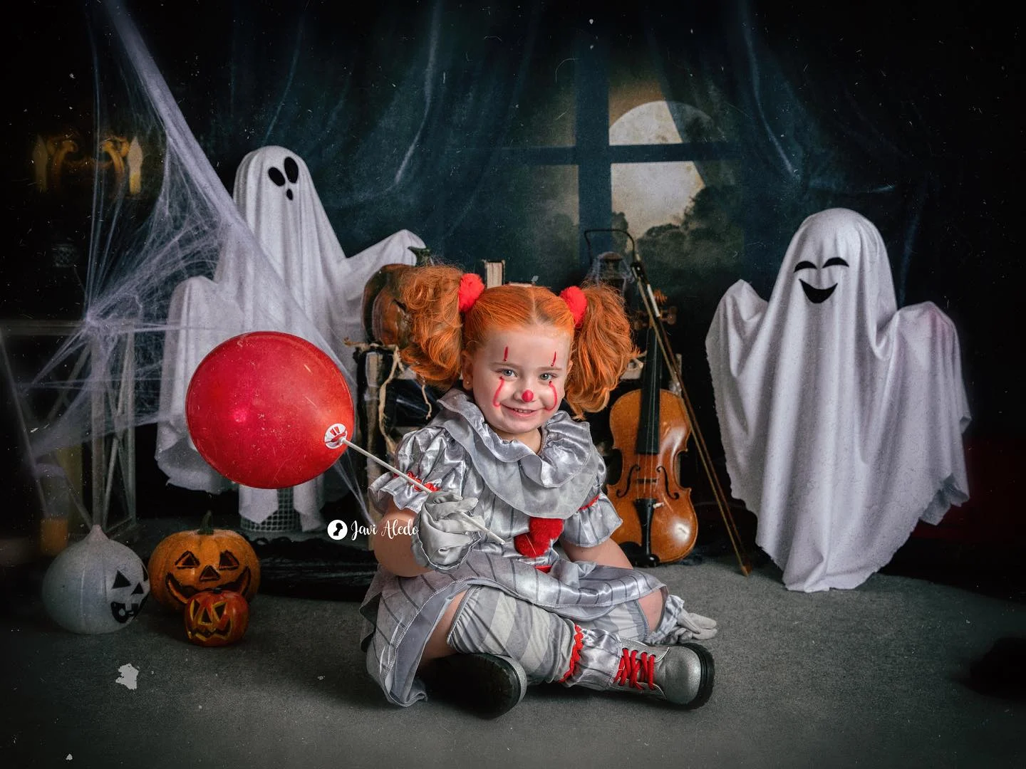 Niños disfrazados en un decorado de Halloween