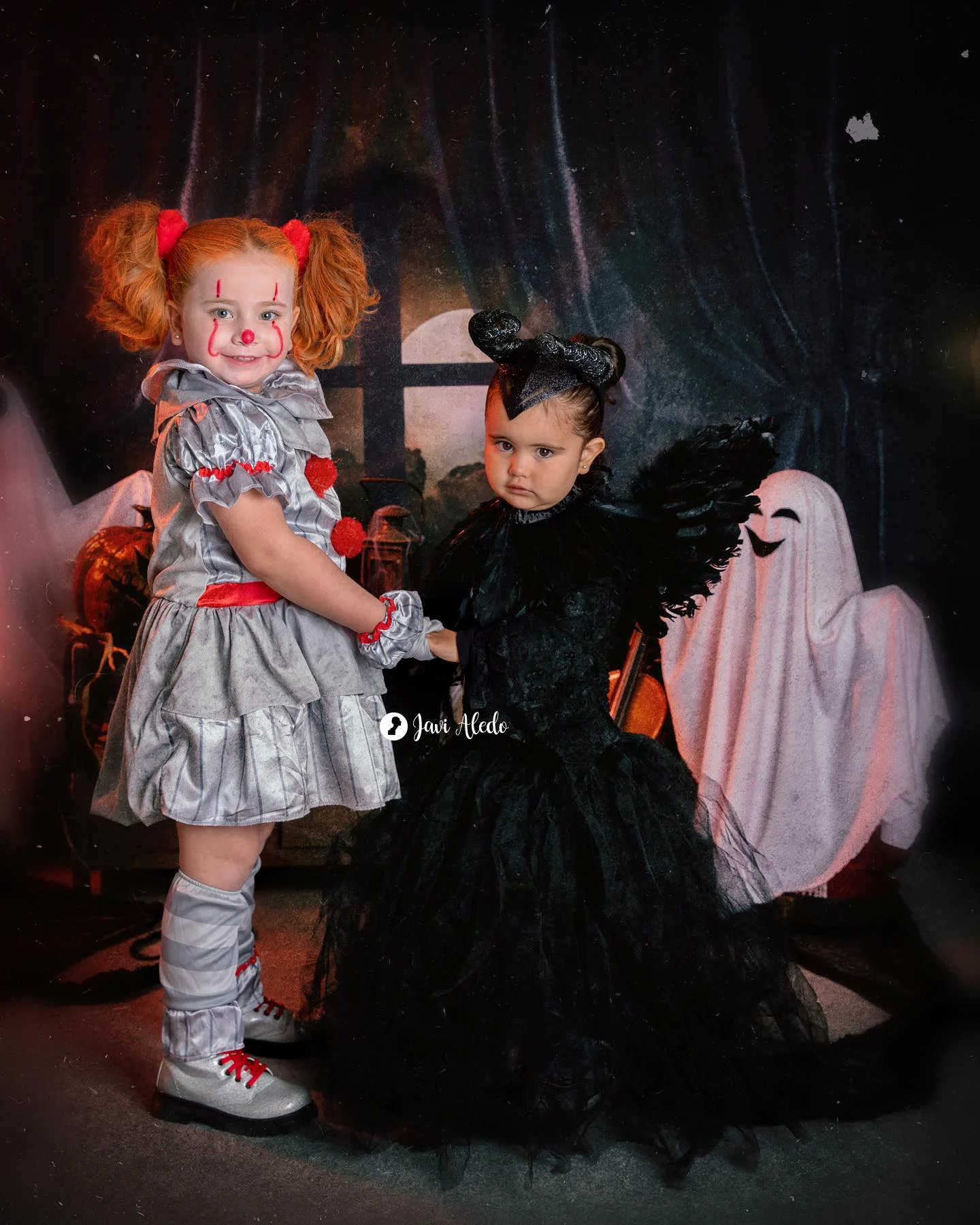 Niña disfrazada en un decorado de Halloween