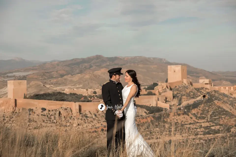 Novios con el castillo de Lorca al fondo