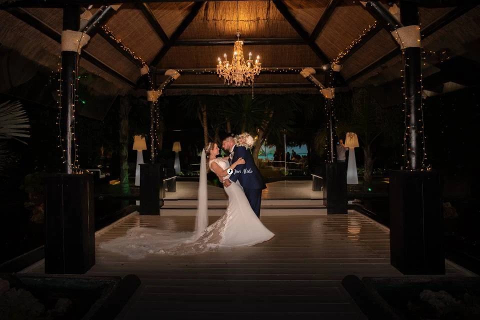 Novios en un salón con lámparas cálidas