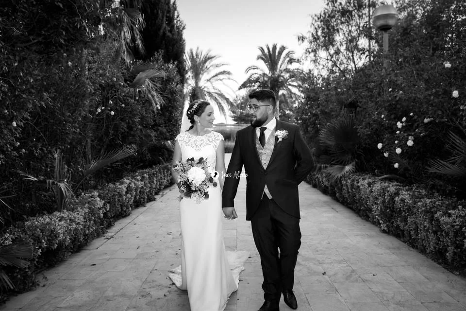 Recién casados de la mano, en blanco y negro