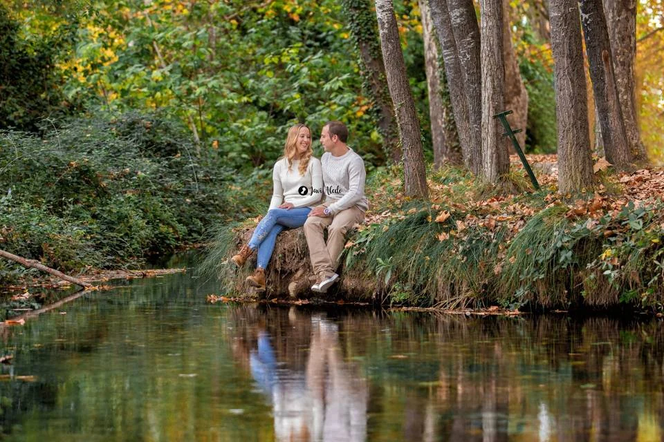 Pareja sentada junto a un río