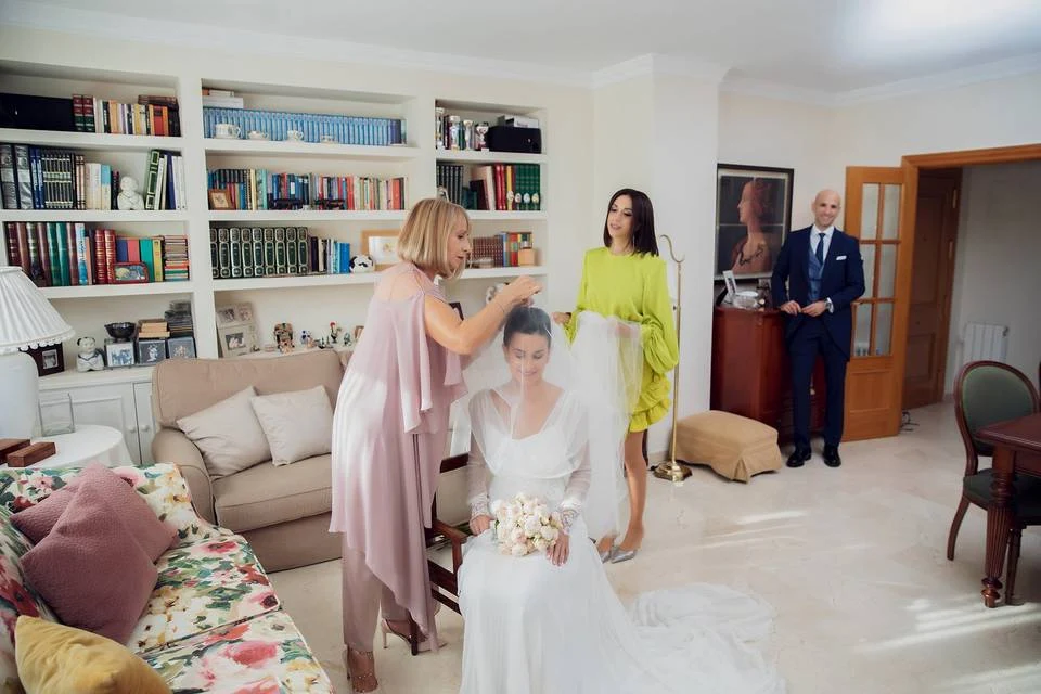 Familiares durante los preparativos