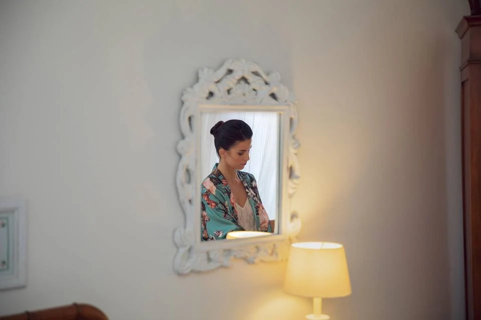 La novia reflejada en un espejo