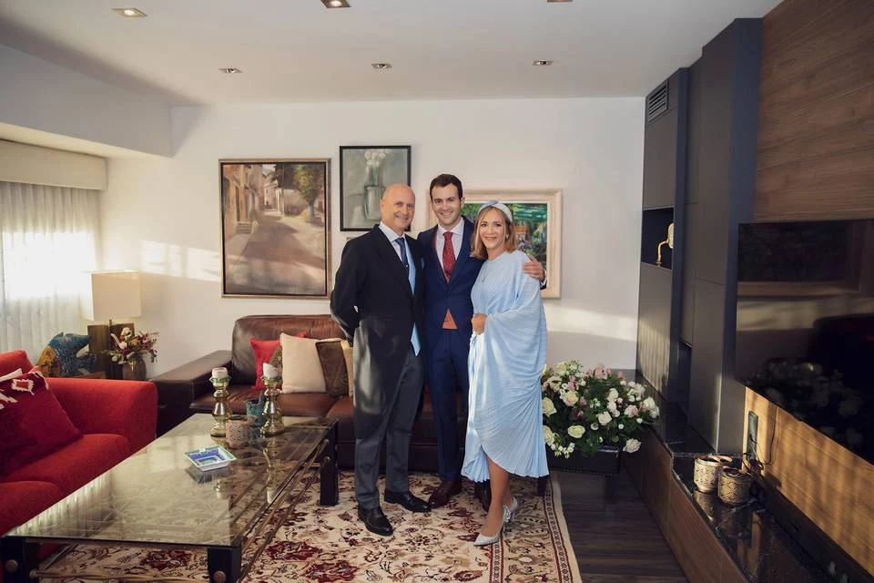 El novio con su familia antes de salir