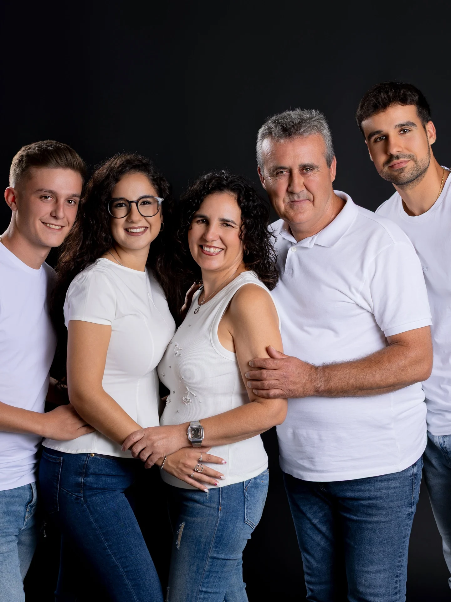 Familia de cinco sobre fondo negro