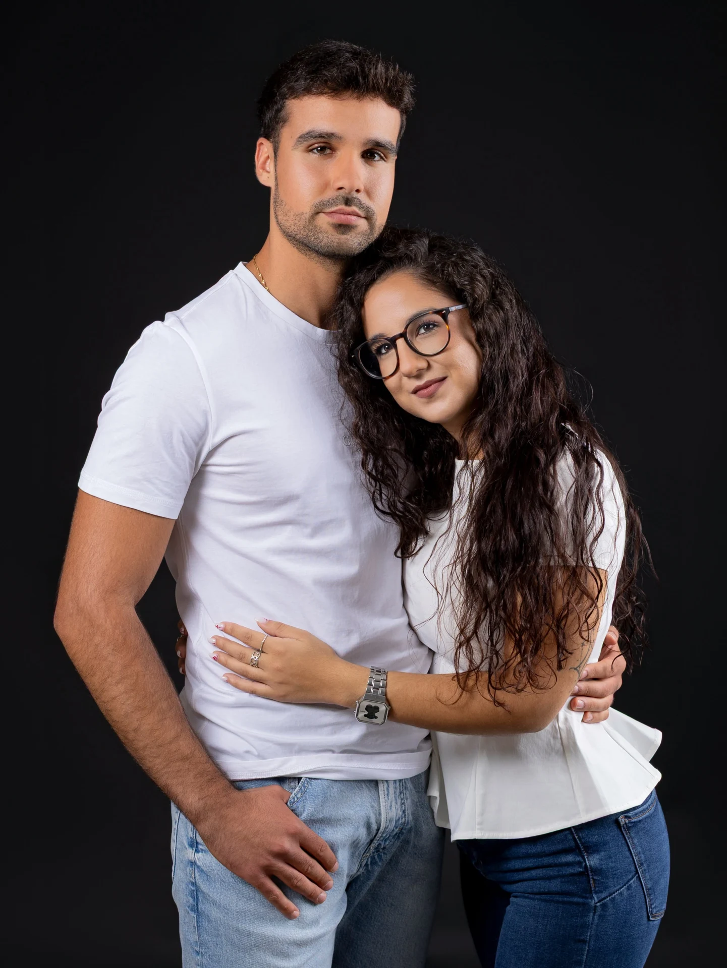 Dos hermanos abrazados sobre fondo negro