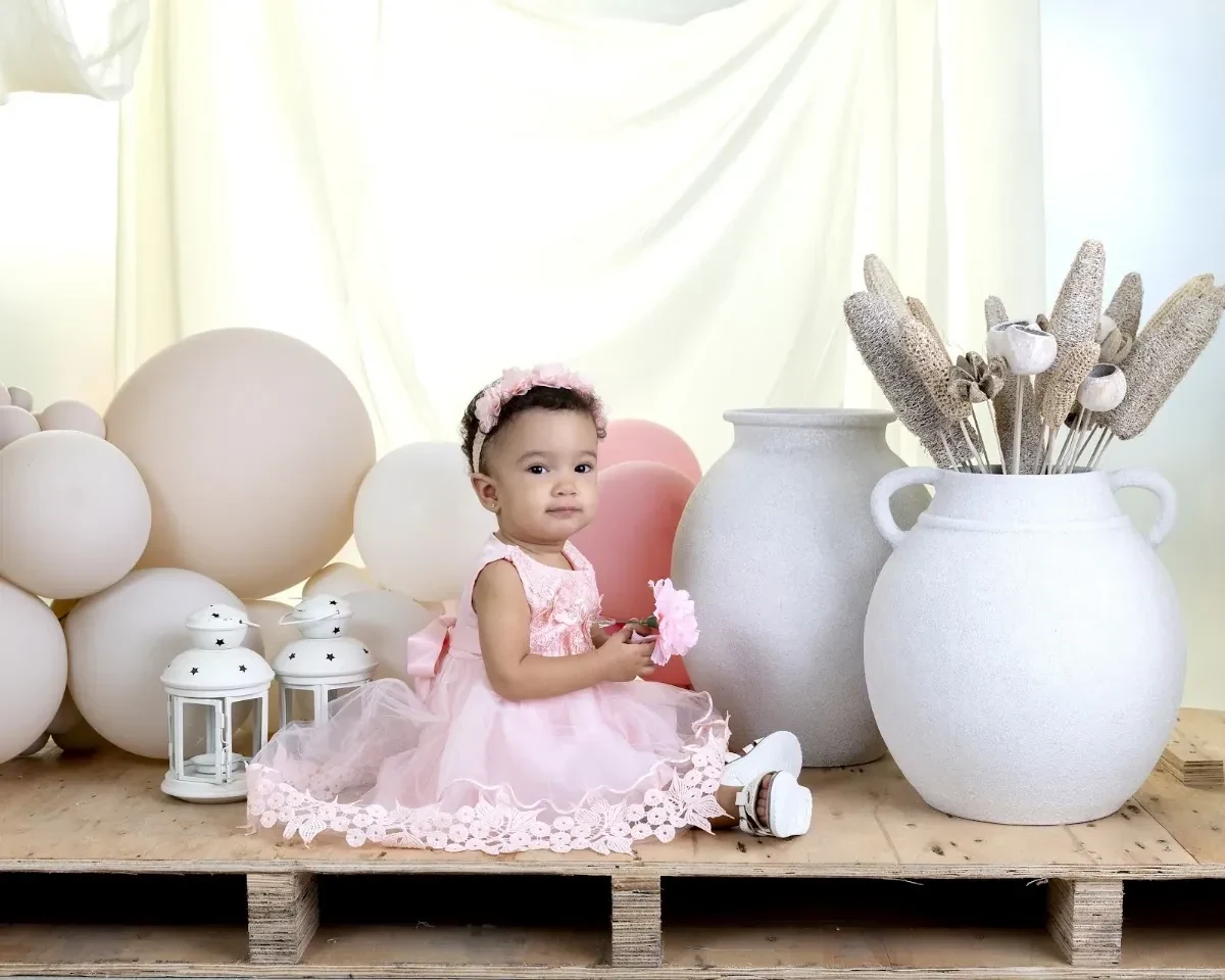 Niña con vestido rosa en una sesión infantil