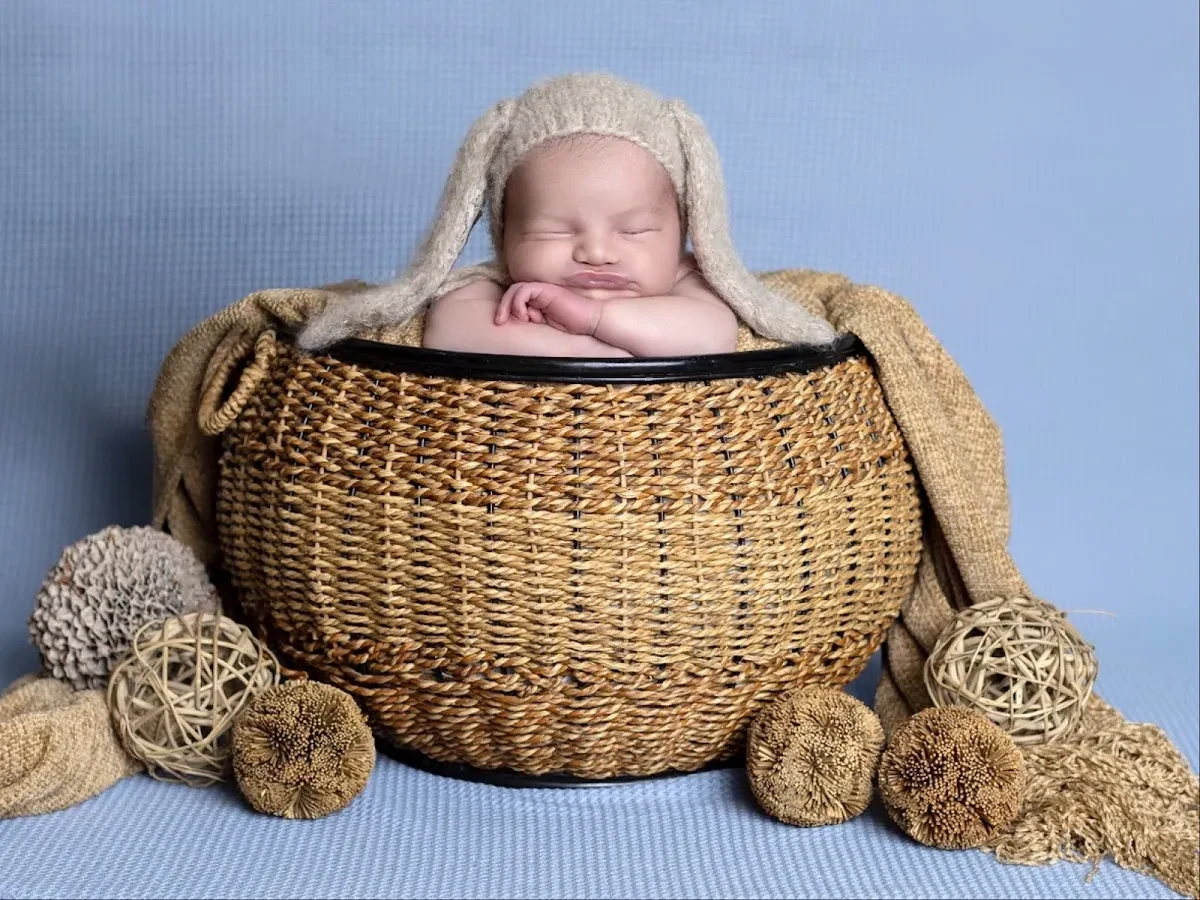 Bebé dormido en una cesta