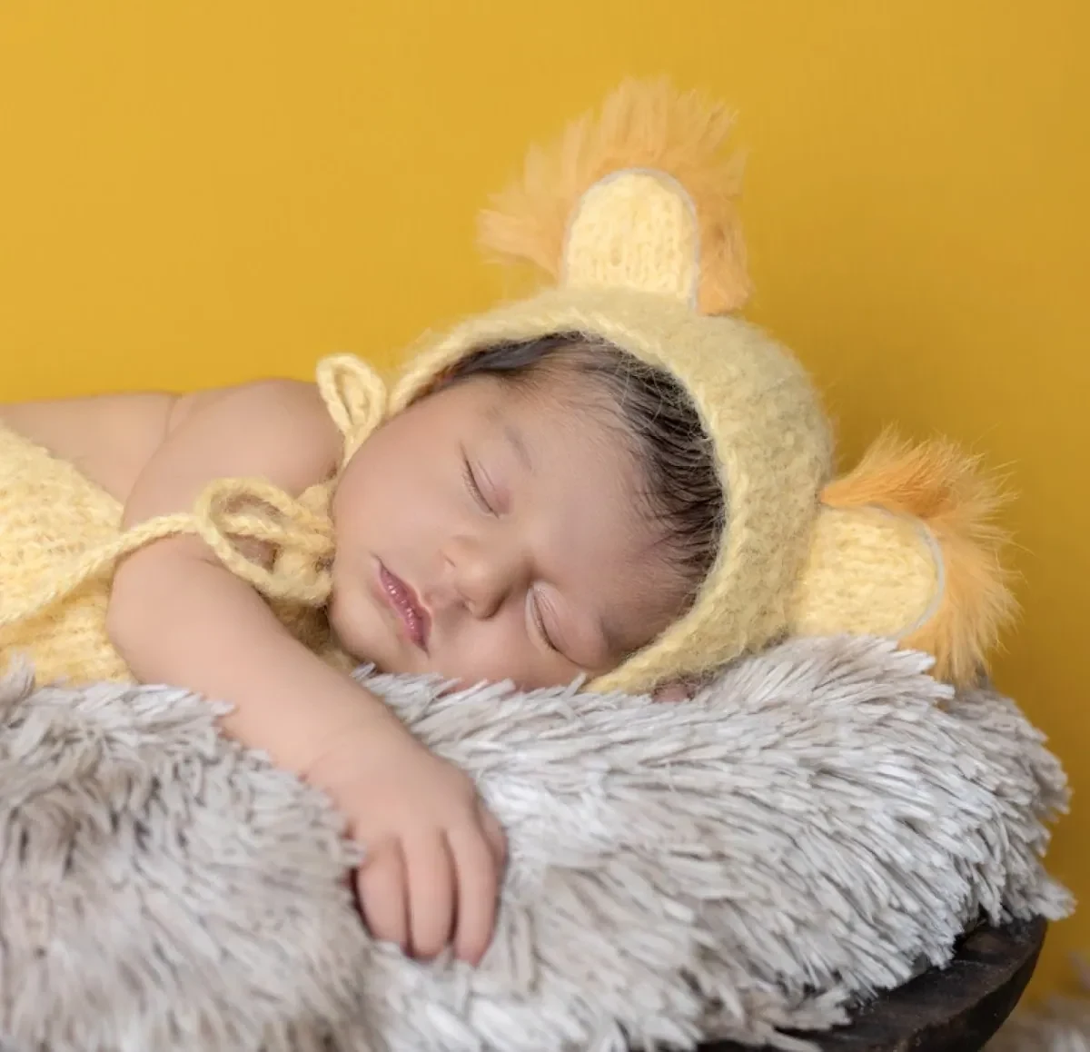 Bebé dormido con gorro de osito