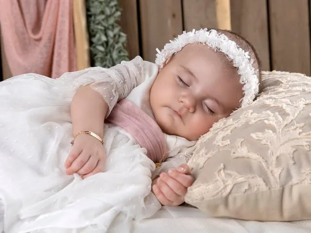 Recién nacida dormida con diadema de flores