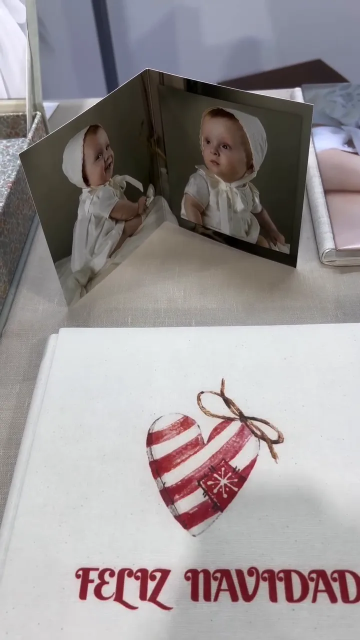 Álbum impreso y babero bordado de Navidad