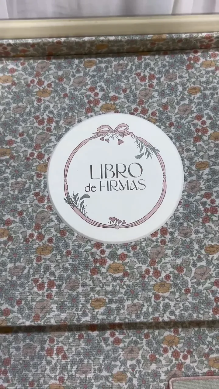 Libro de firmas forrado en tela de flores