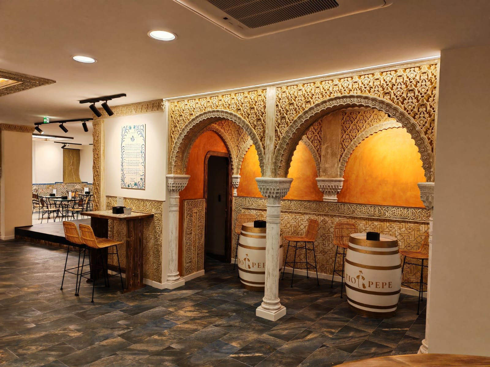La Bodega, sala con arcos y barricas