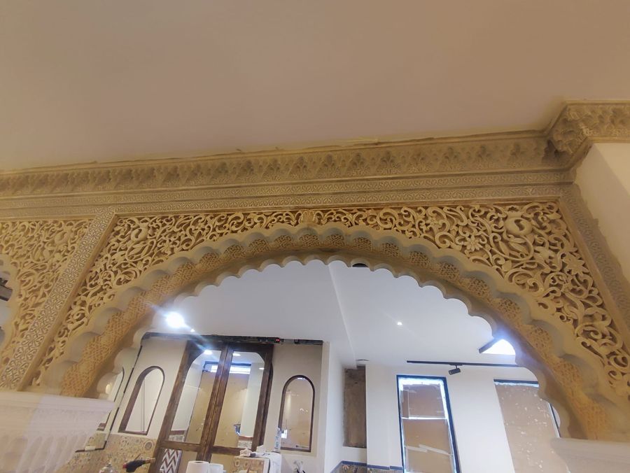 Arcos de yesería durante la obra del local