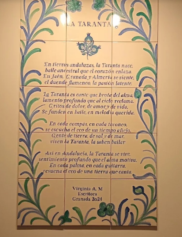 Panel de azulejos pintado a mano con el poema dedicado a La Taranta, en la pared del restaurante