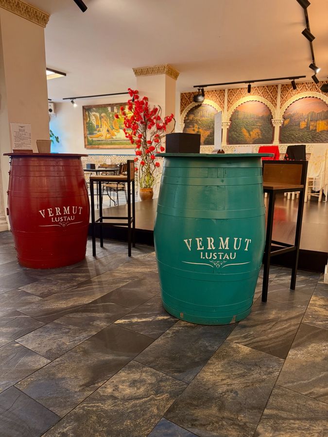 Barricas de vermut junto a la barra
