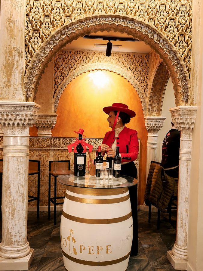 Rincón de arcos con barril y sombrero cordobés