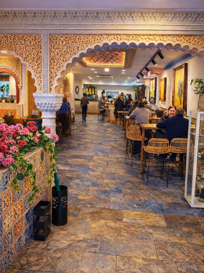 Pasillo del comedor principal, con flores y mesas vestidas
