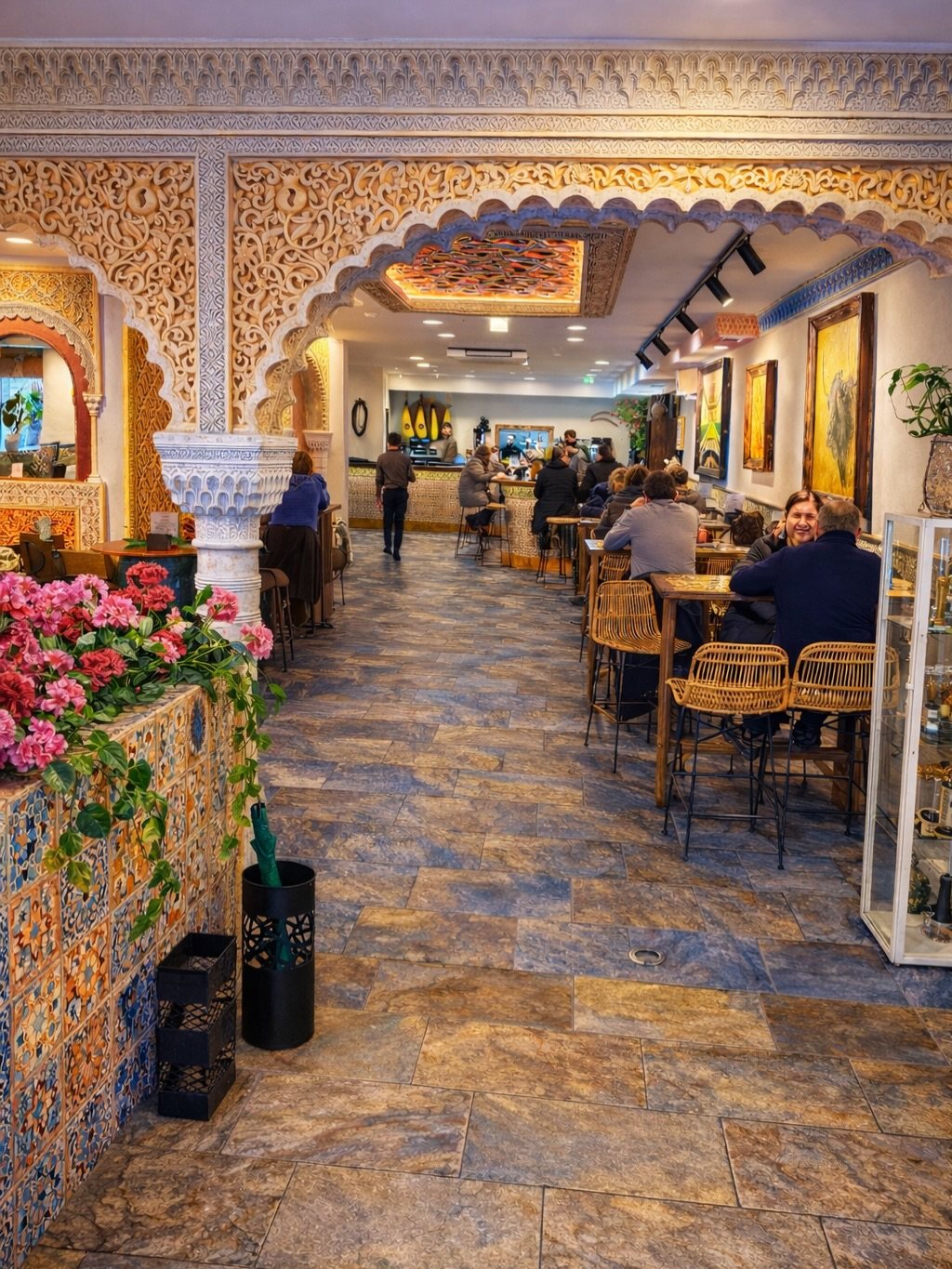 Comedor principal El Cortijo con arcos y flores