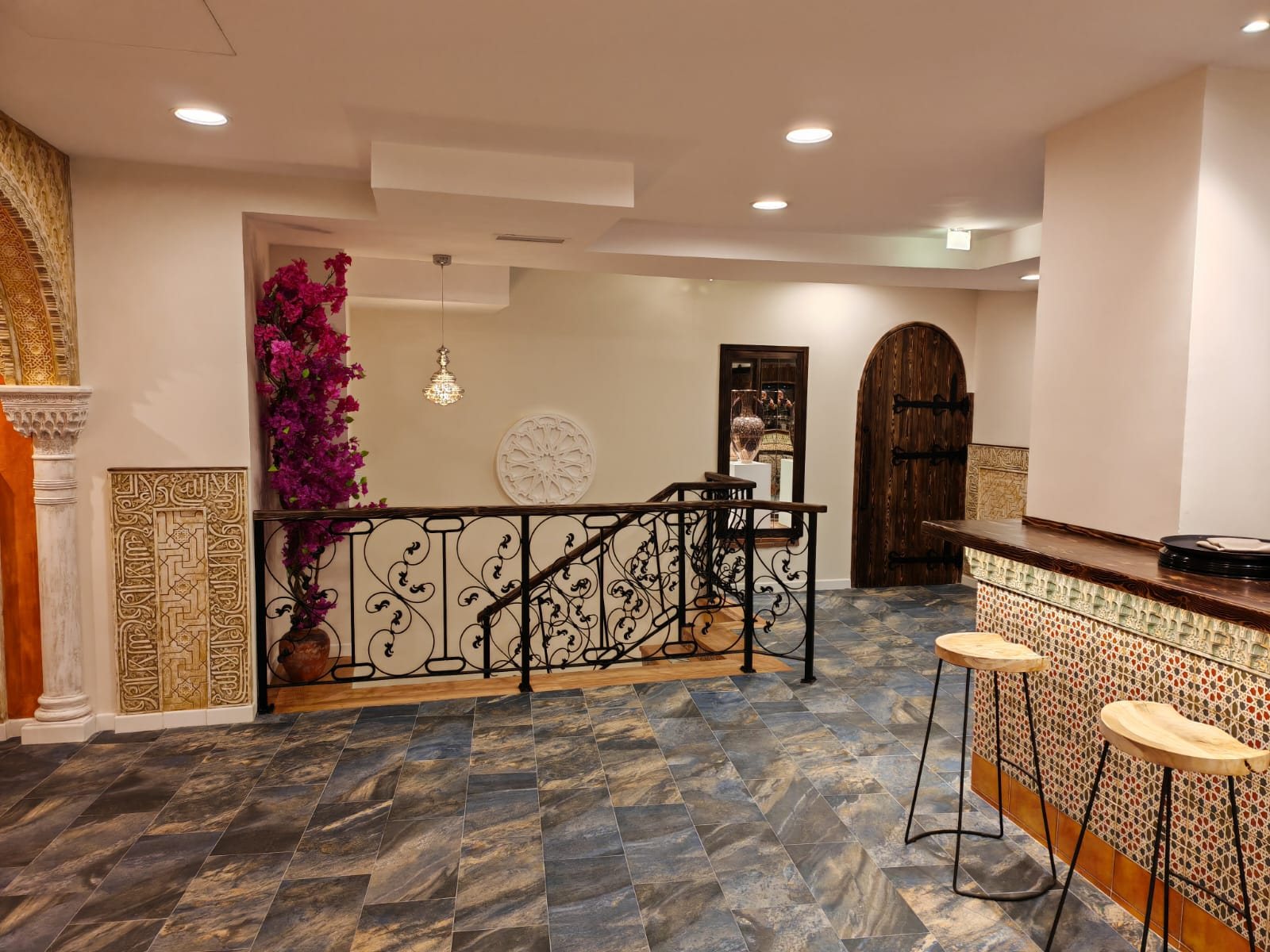 Escalera con barandilla de forja y buganvilla