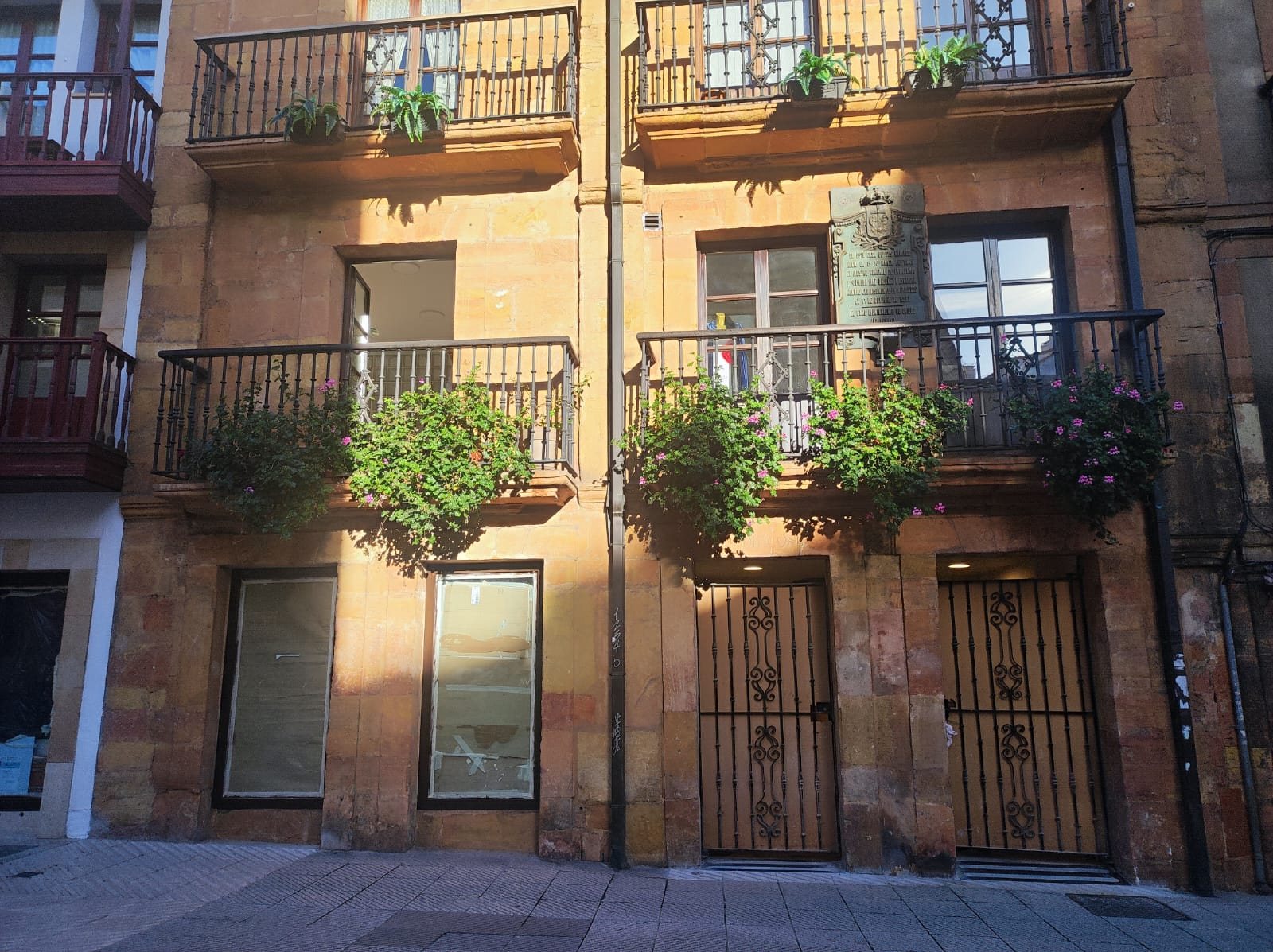 Fachada del edificio de la calle Rosal donde se ubica La Taranta