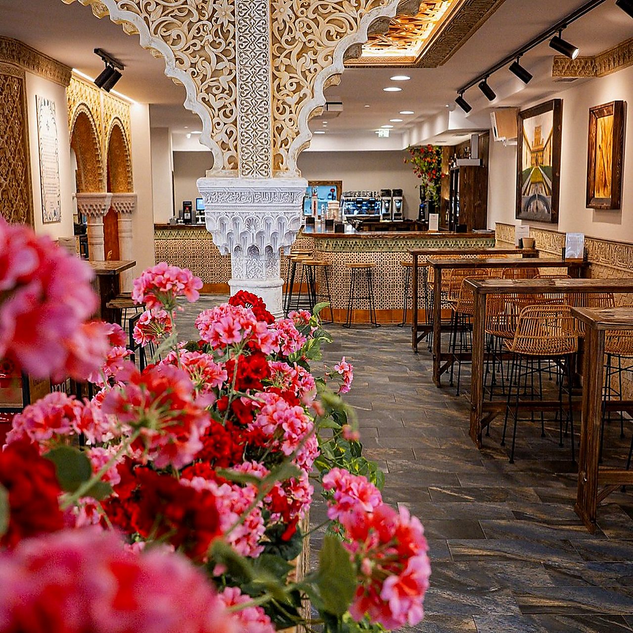 Interior de La Taranta, con yeserías nazaríes, flores y mesas preparadas