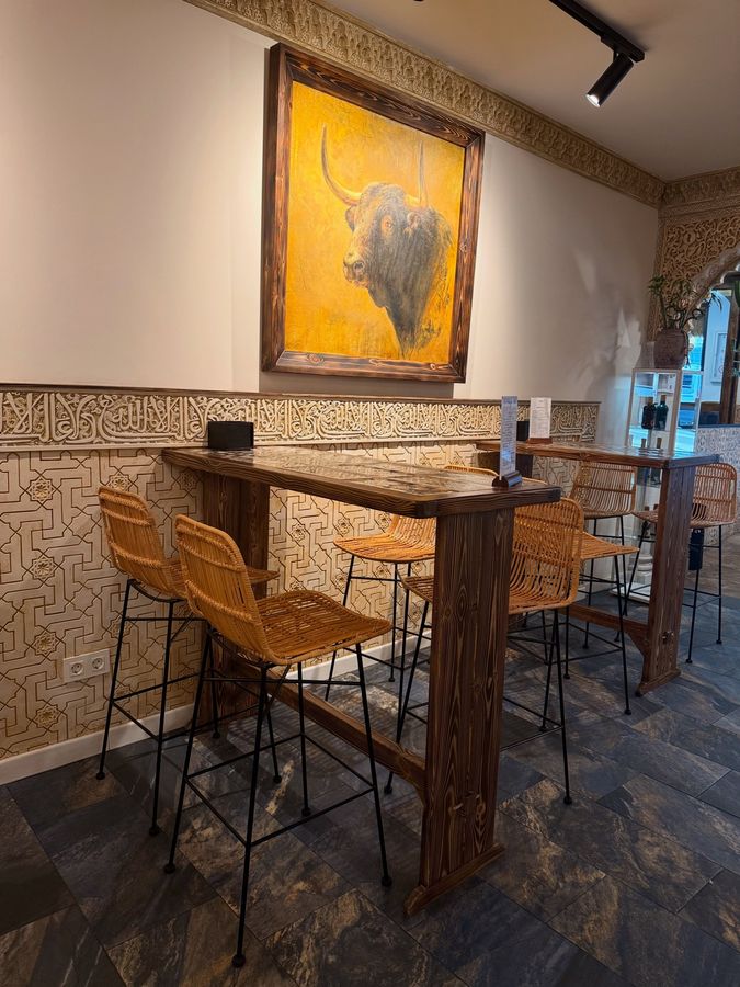 Mesa alta con obra pictórica de un toro