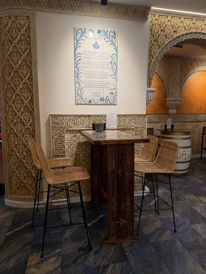 Rincón con yeserías y mesa alta