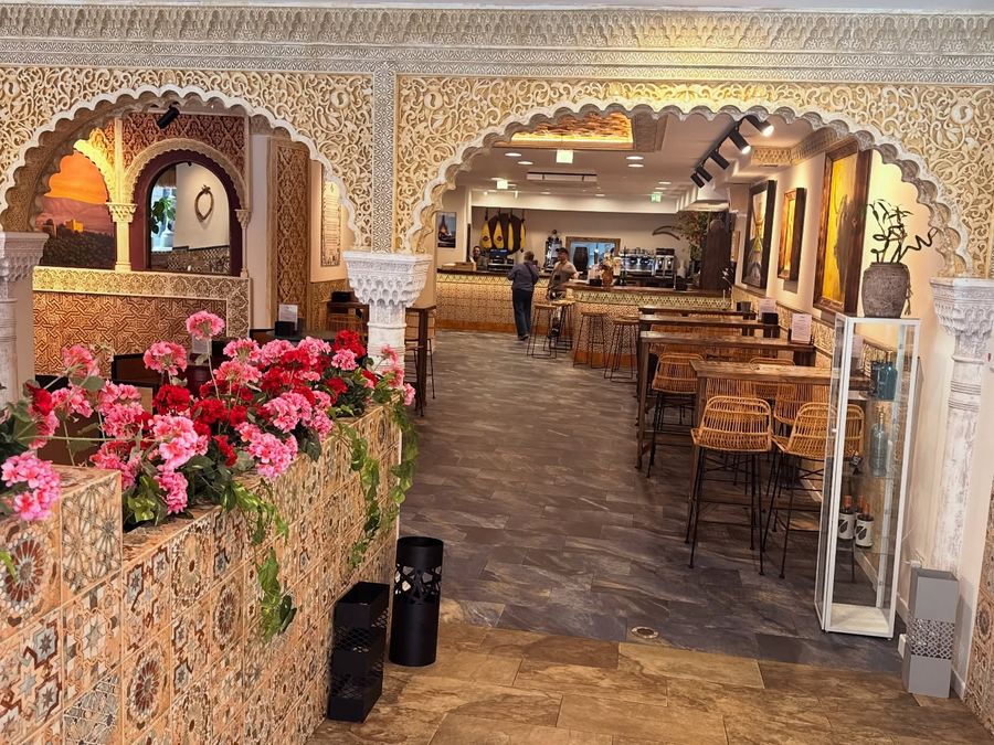 Comedor con arcos de yesería, azulejos y flores