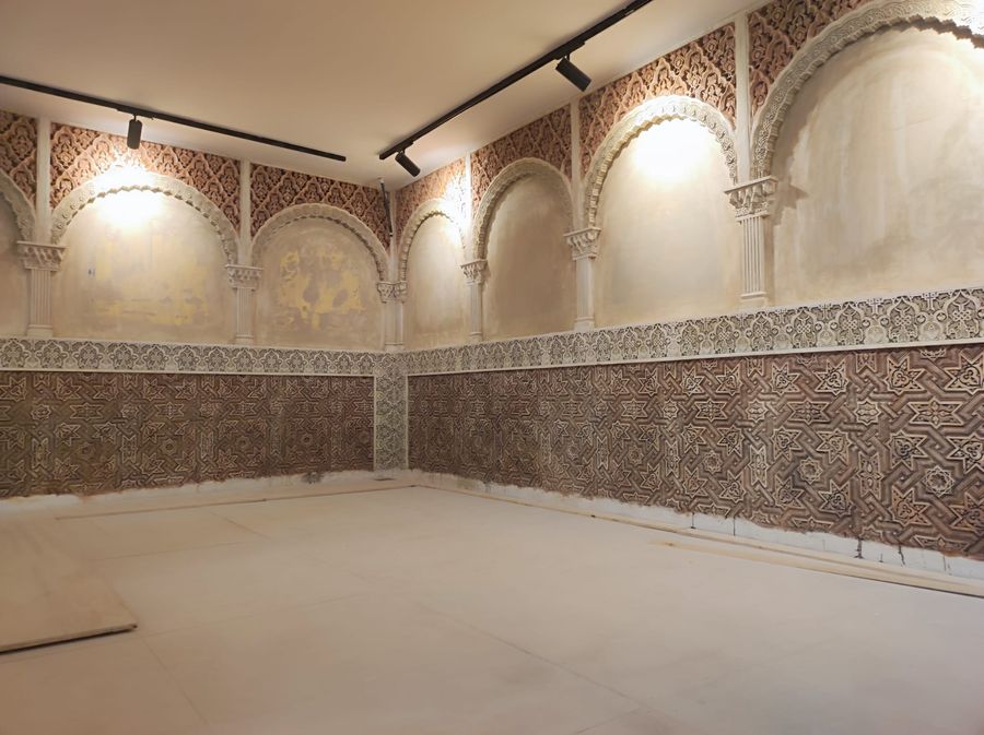 Sala con zócalos y yeserías de inspiración andalusí
